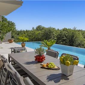 Luxury 4-Bedroom Villa with generous sized Infinity Pool near Buje, Istria. Sleeps 8